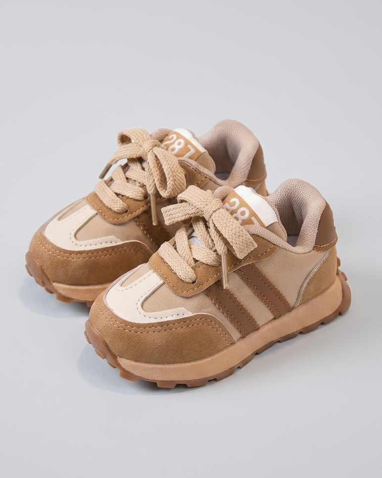 Zapato con diseño deportivo moderno para niños en España