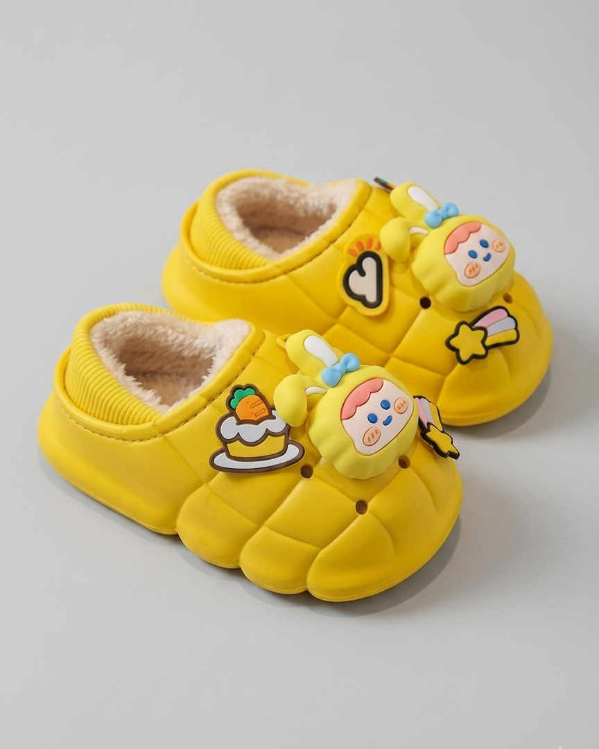 Pantuflas de invierno cálidas y acolchadas decoradas con muñecos animados para niños en España