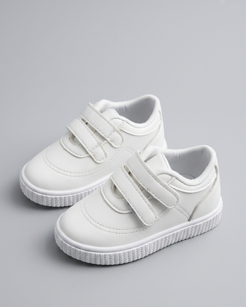 Zapato blanco de diseño moderno y ligero en España