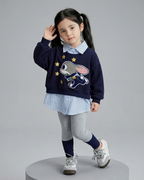 Conjunto niña 3 piezas ropa infantil - suéter bordado camiseta a rayas modelo en un fondo gris.