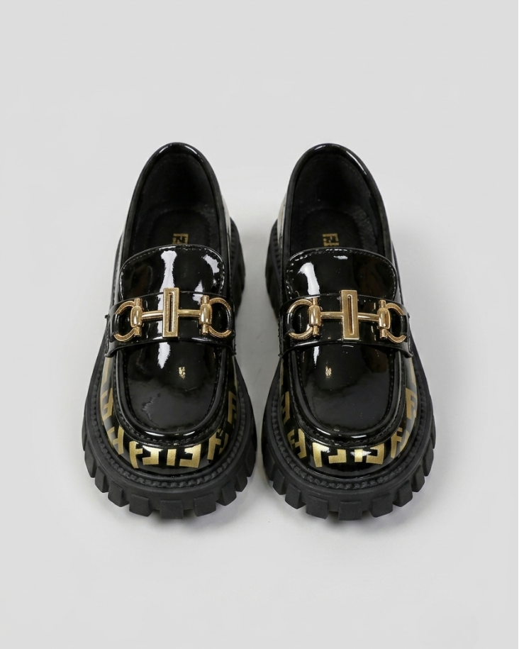 Zapato tipo loafer con diseño moderno y detalle dorado elegante en España