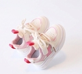 Zapato deportivo con combinación de colores rosa y blanco, de diseño moderno para niñas en España