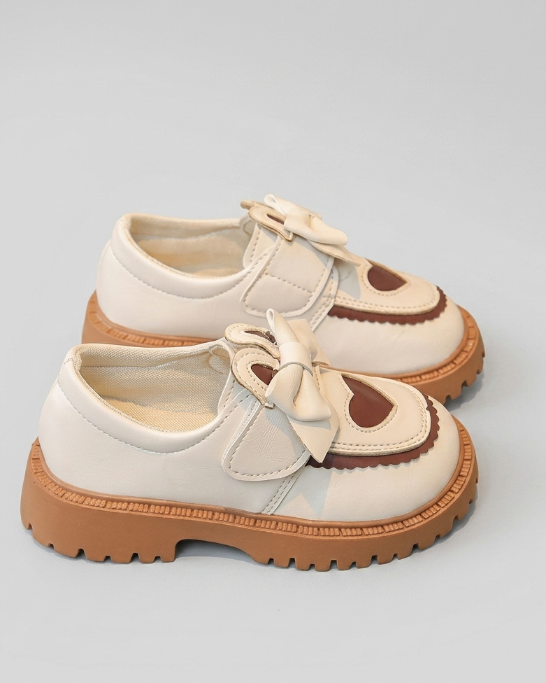 Zapato clásico elegante para niña con diseño de lazo frontal en España