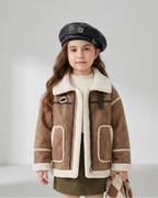 Chaqueta de invierno infantil de piel sintética con forro polar sherpa, cuello alto y diseño moderno en España