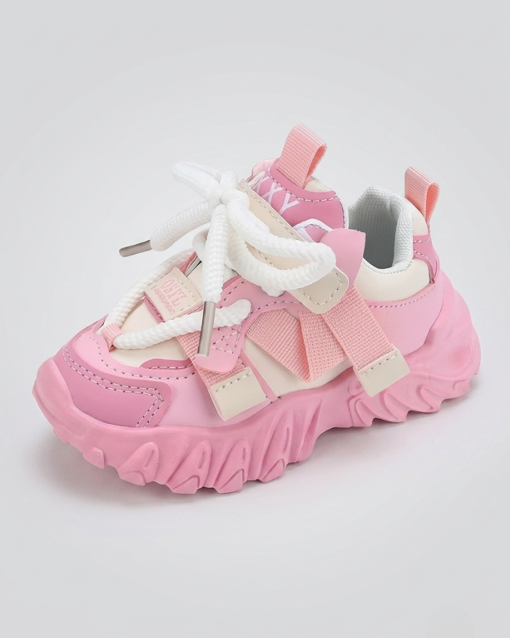 Zapato rosa con diseño deportivo moderno para niñas en España