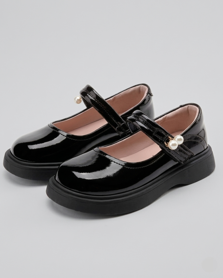 Zapato moderno y elegante para niña con diseño clásico en España