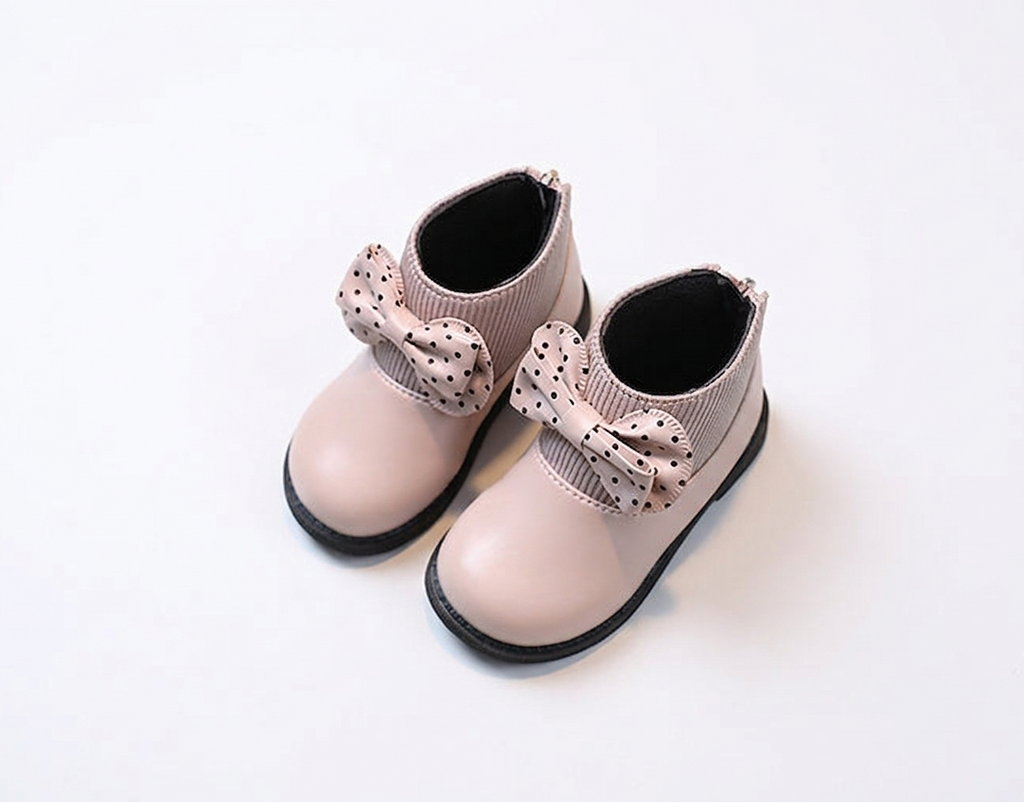 Zapato elegante para niñas con diseño moderno y lazo lateral con lunares en España