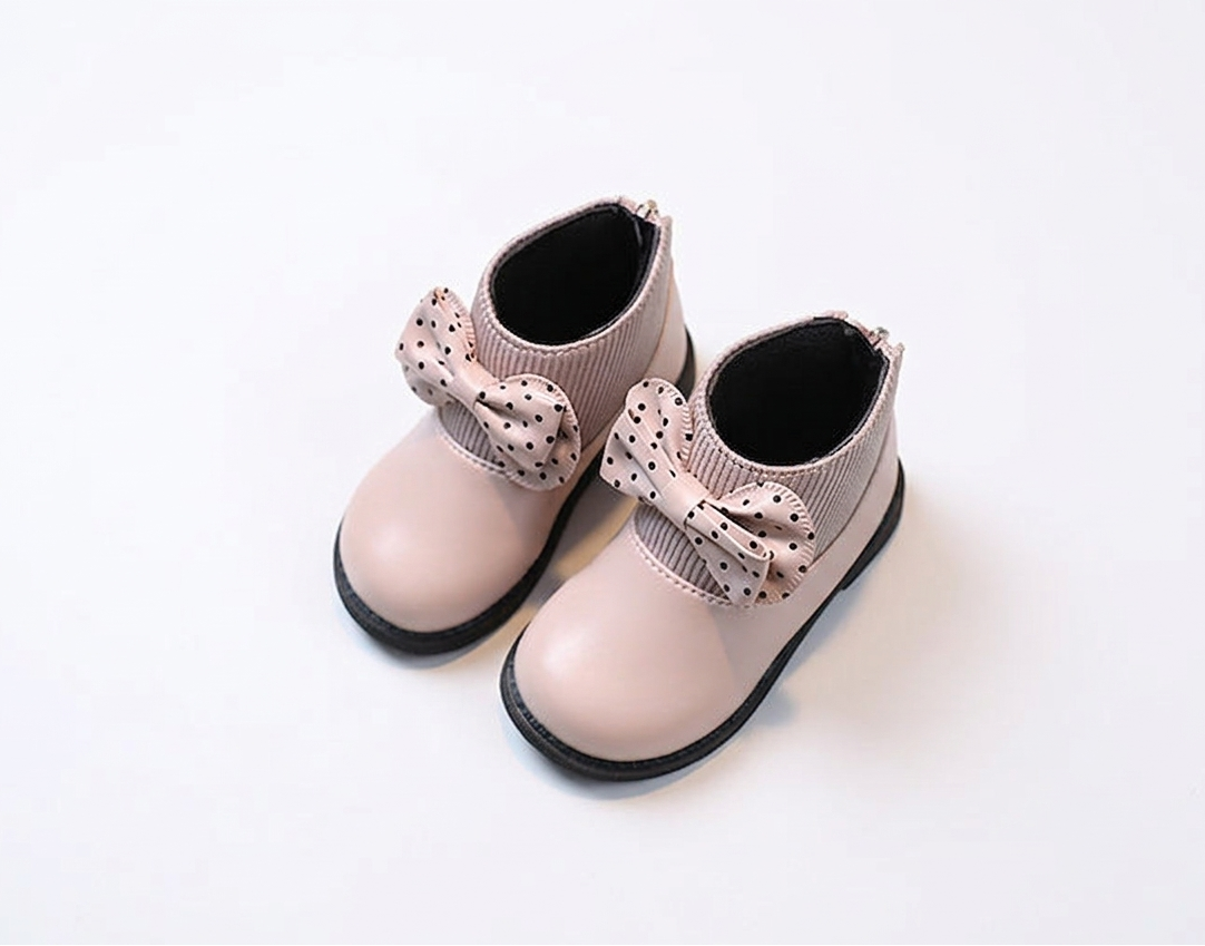 Zapato elegante para niñas con diseño moderno y lazo lateral con lunares en España