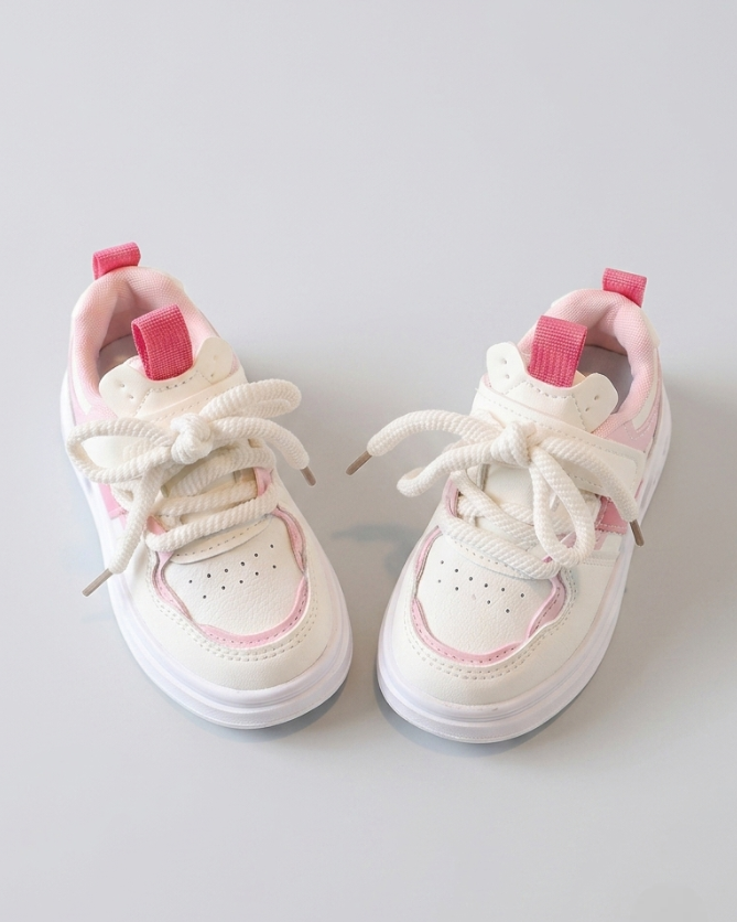 Zapato deportivo con combinación de colores rosa y blanco, de diseño moderno para niñas en España