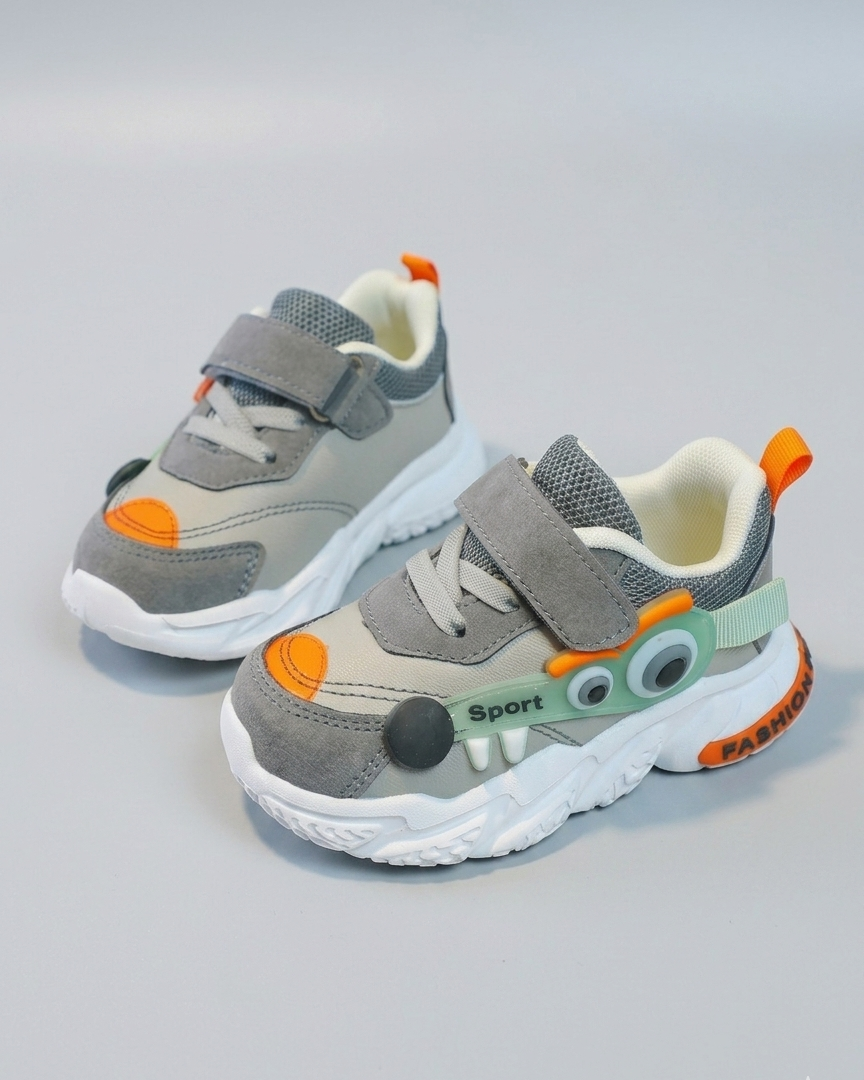 Zapato con diseño deportivo moderno y cartoon con ojos en 3D en España