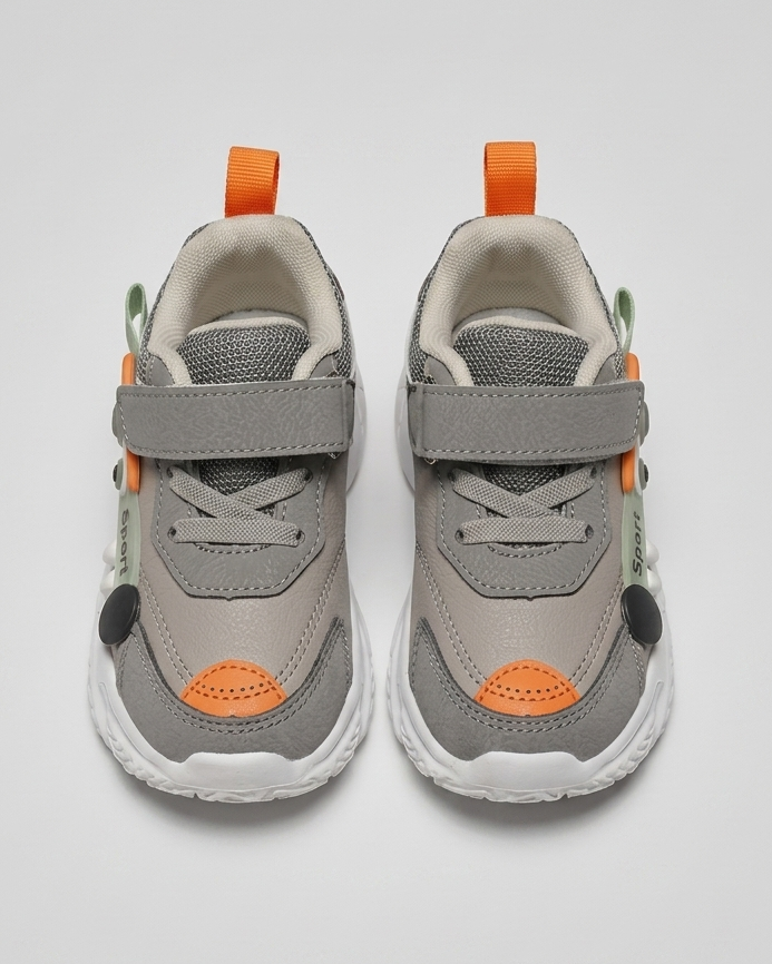 Zapato con diseño deportivo moderno y cartoon con ojos en 3D en España