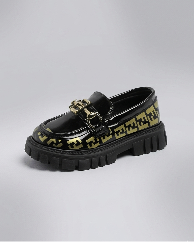 Zapato tipo loafer con diseño moderno y detalle dorado elegante en España