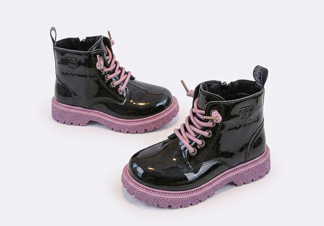 Bota de invierno brillante con estilo moderno para niños en España