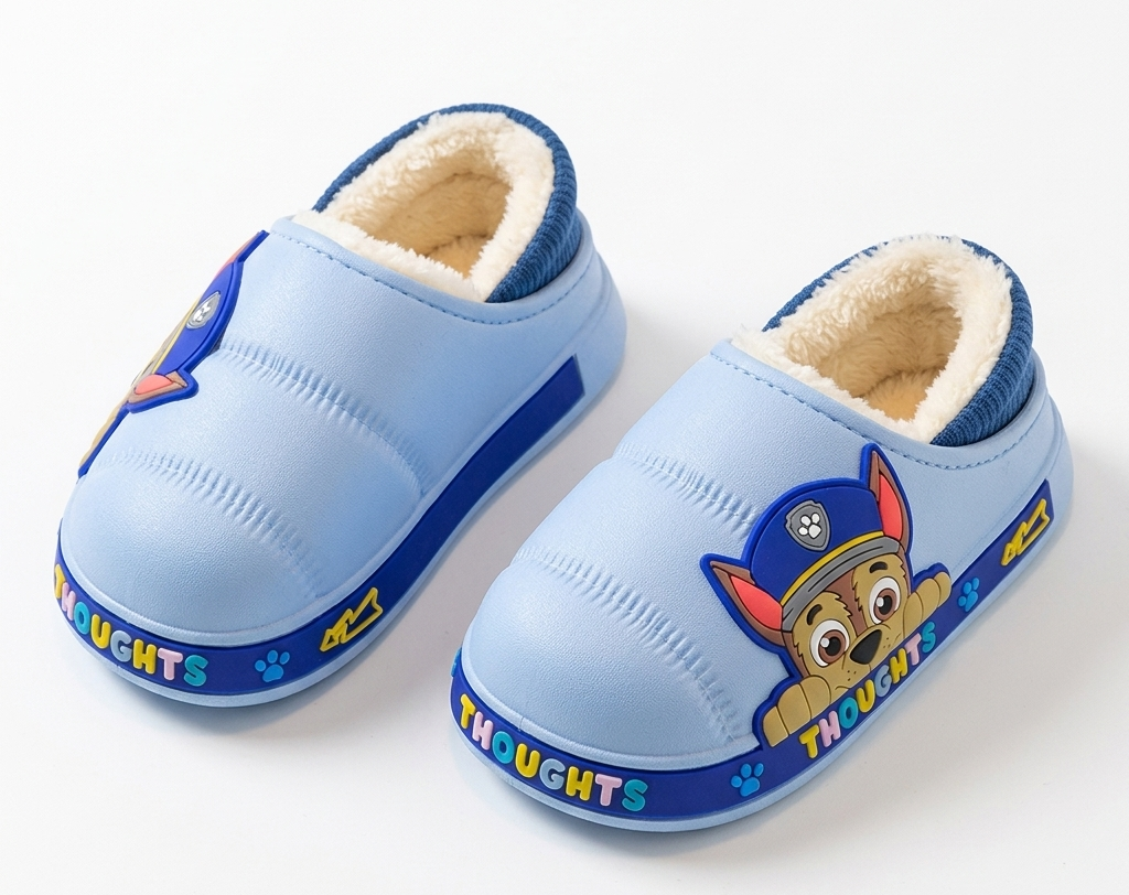 Pantuflas de invierno suaves con forro de piel cálida y diseño de dibujos animados en 3D vista lateral