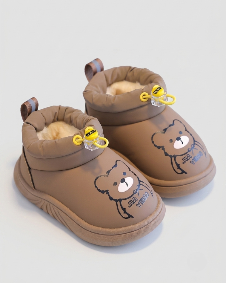 Zapato de invierno con diseño de oso en España
