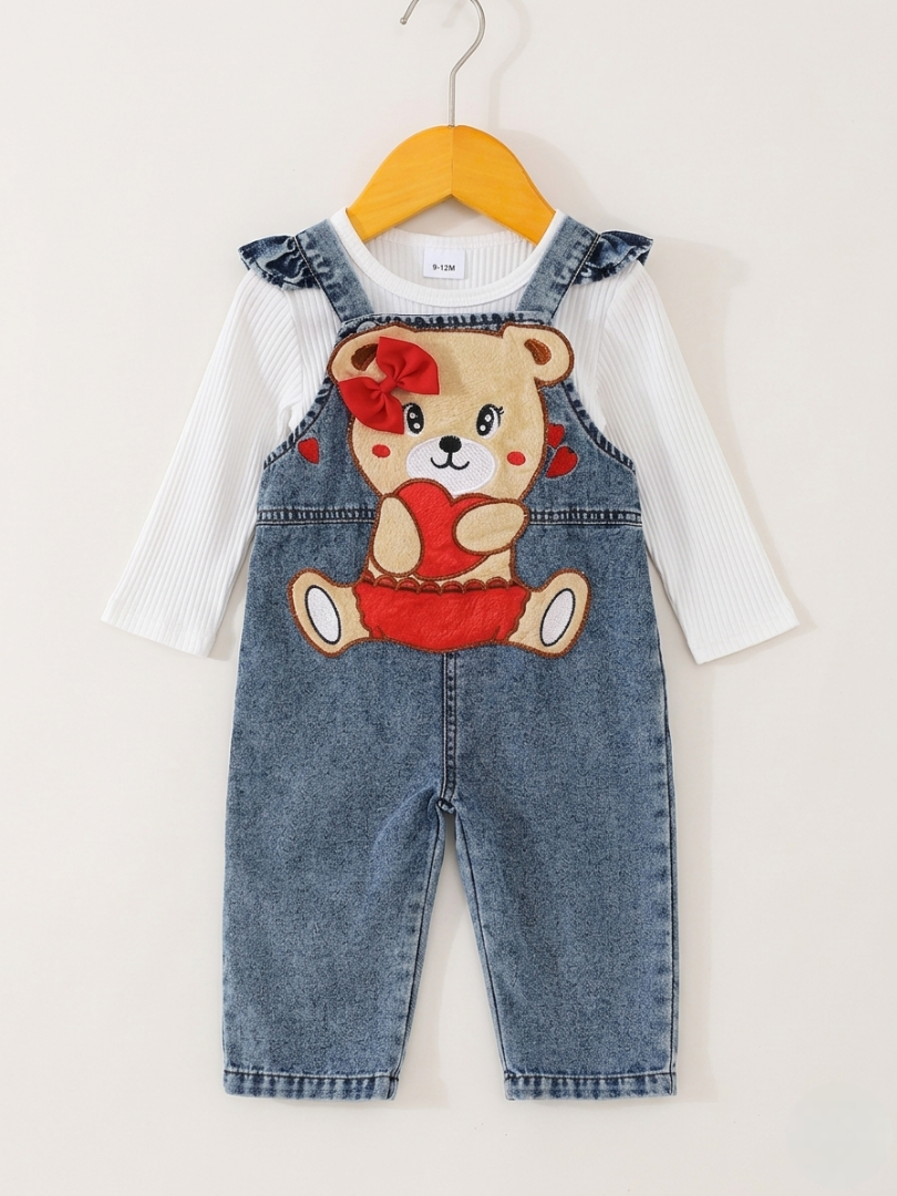 Peto vaquero con blusa blanca y un bordado de oso adorable