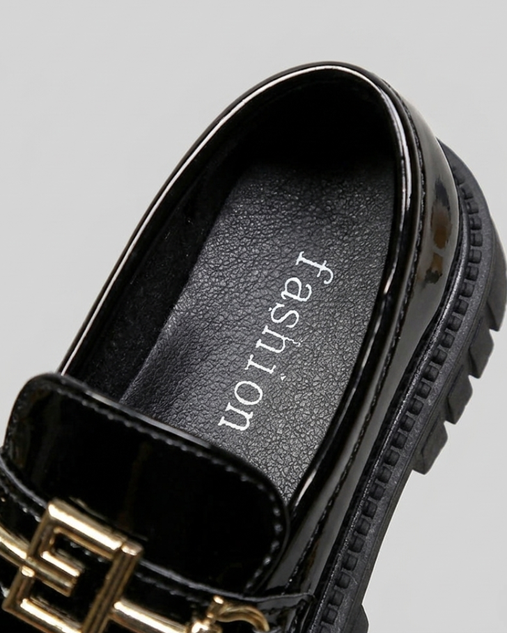 Zapato tipo loafer con diseño moderno y detalle dorado elegante en España