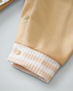 Mono bebé invierno una pieza con botones frontales estilo Varsity  ropa bebé niño destacada para looks elegantes y en España