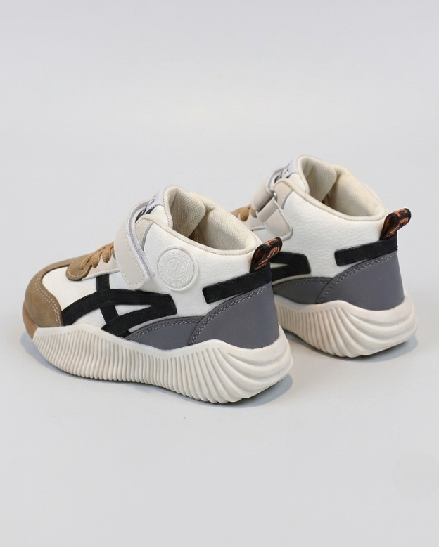 Zapato deportivo con diseño moderno para niños en España