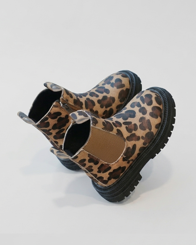 Zapato de invierno con estampado de piel de leopardo en España