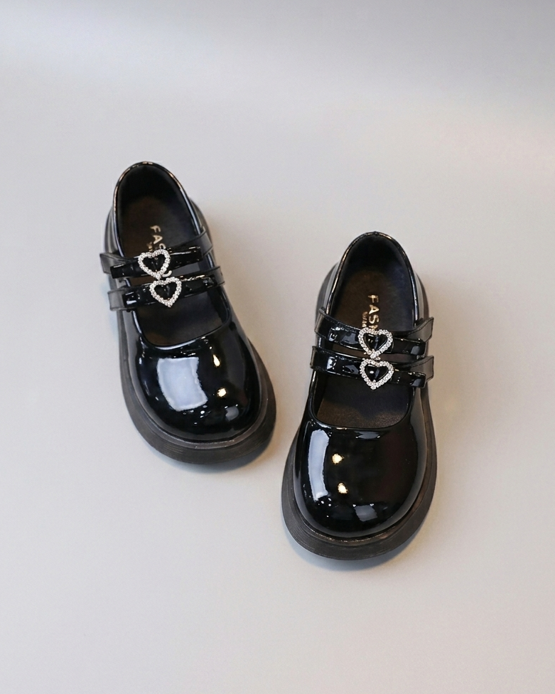 Zapato clásico elegante con diseño brillante en España