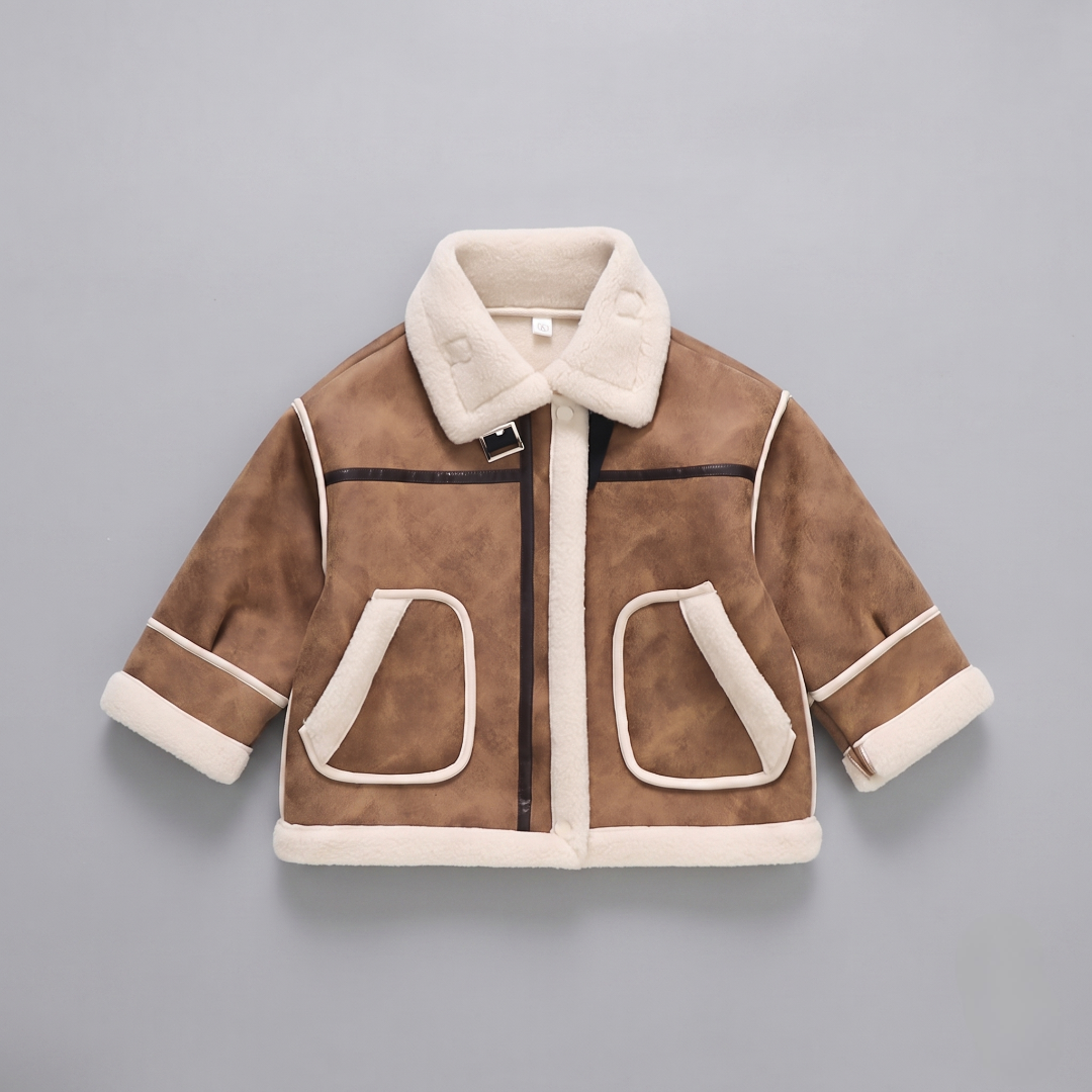 Chaqueta de invierno infantil de piel sintética con forro polar sherpa cuello alto y diseño moderno en España