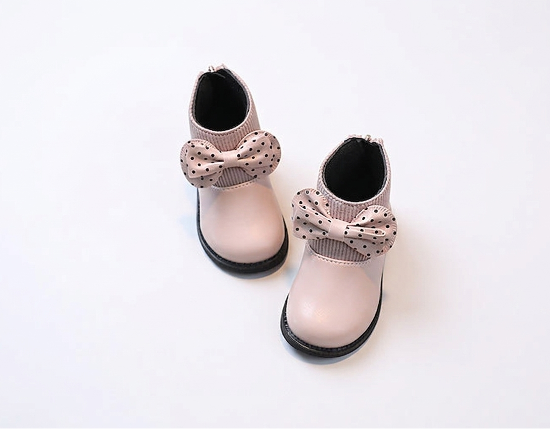 Zapato elegante para niñas con diseño moderno y lazo lateral con lunares en España