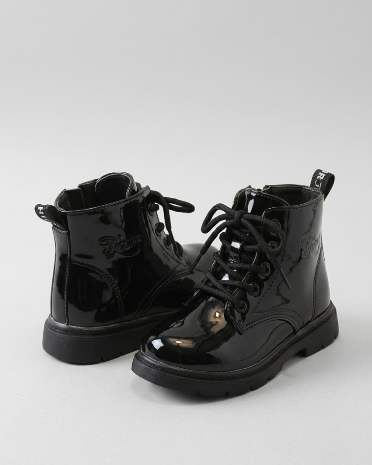 Botas de invierno con diseño de charol estilo moderno y un toque clásico y elegante. en España