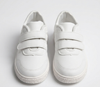 Zapato blanco de diseño moderno y ligero en España