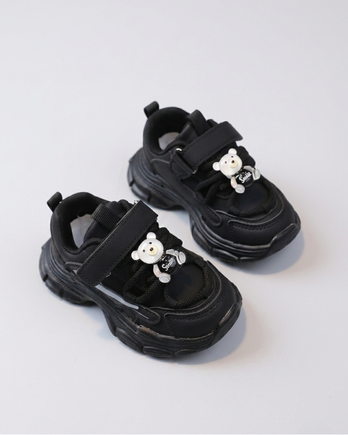 Zapato negro moderno para niños en España