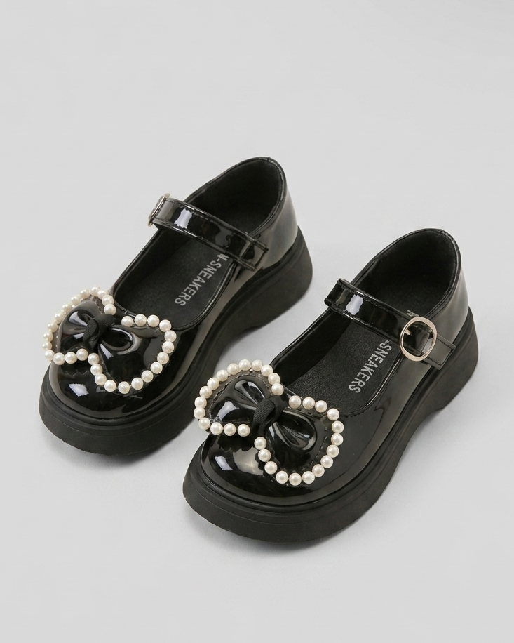 Zapato para niña con diseño de moño adornado con perlas en España