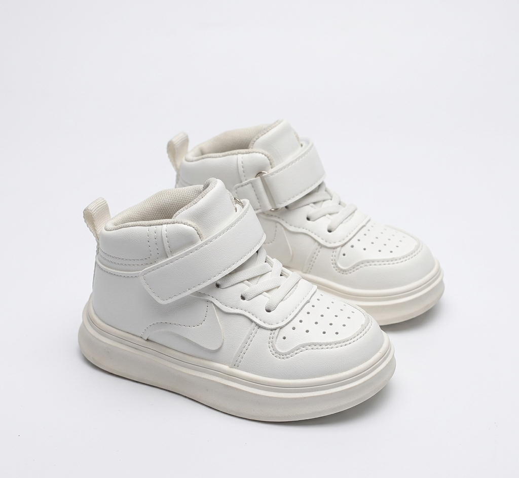 Zapato deportivo con diseño moderno en color blanco en España