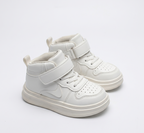 Zapato deportivo con diseño moderno en color blanco en España