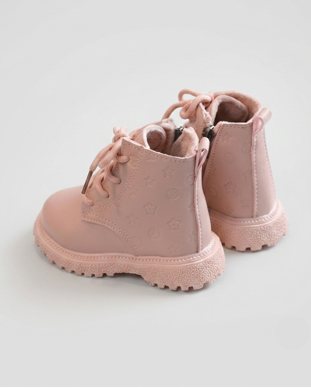 Bota de invierno cálida y rosa, ideal para el invierno en España