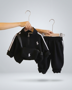 Conjunto deportivo niño con sudadera, pantalón y mochila pequeña en España
