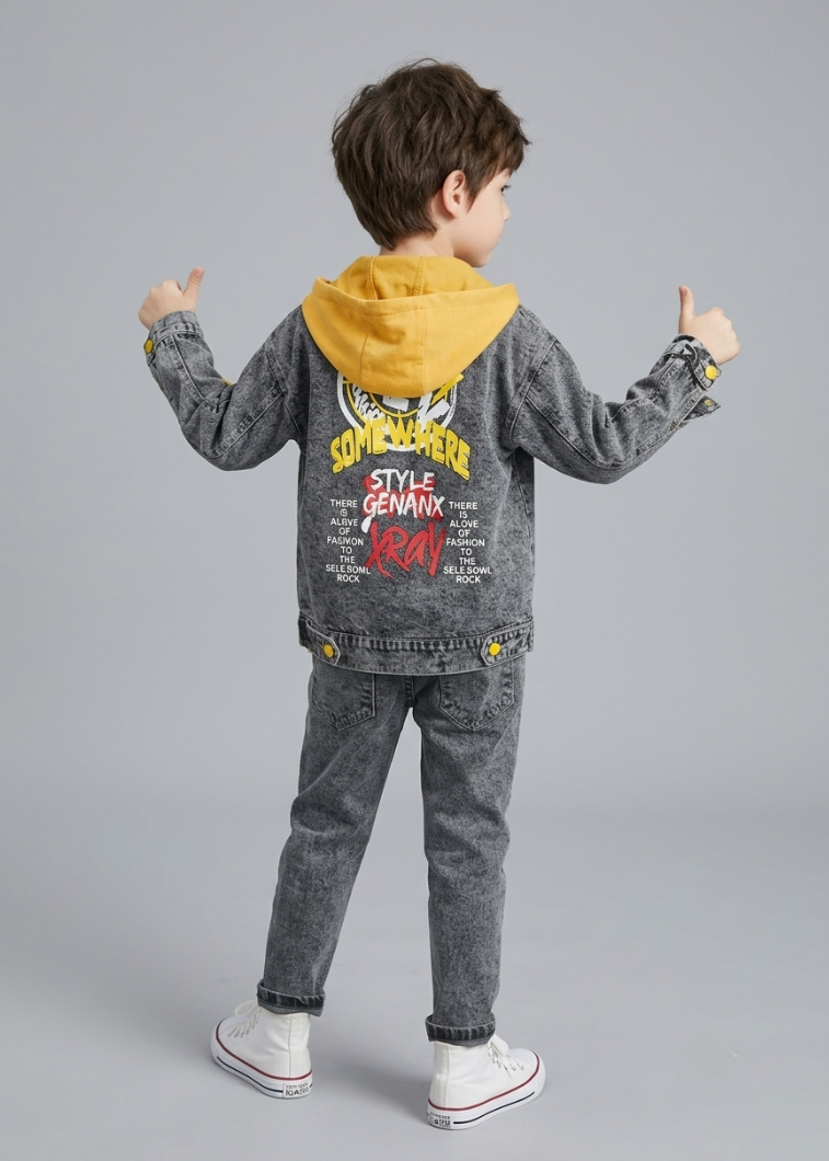 Conjunto vaquero niño 3 piezas: chaqueta vaquera, sudadera con capucha y pantalón vaquero, ropa niño streetwear en España