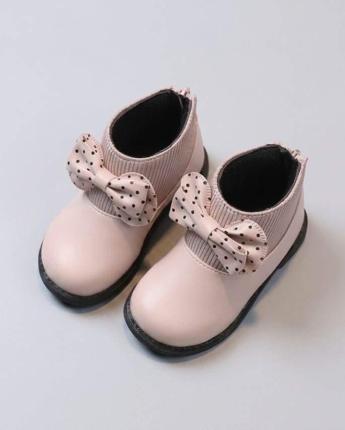 Zapato elegante para niñas con diseño moderno y lazo lateral con lunares en España