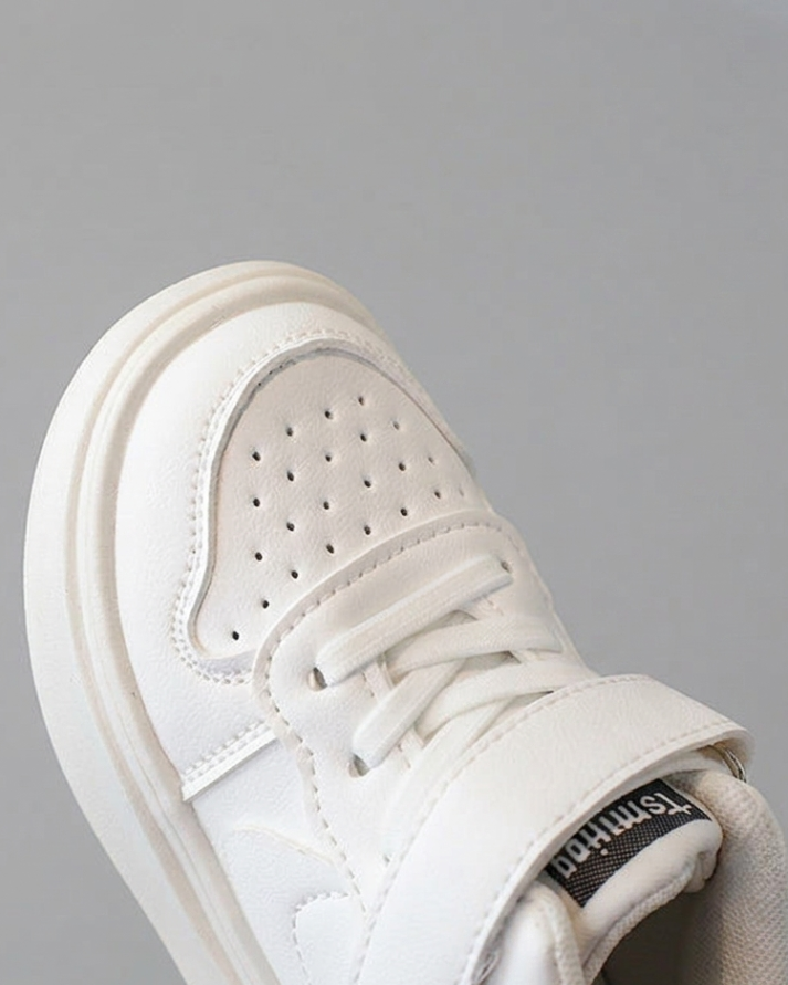 Zapato deportivo con diseño moderno en color blanco en España