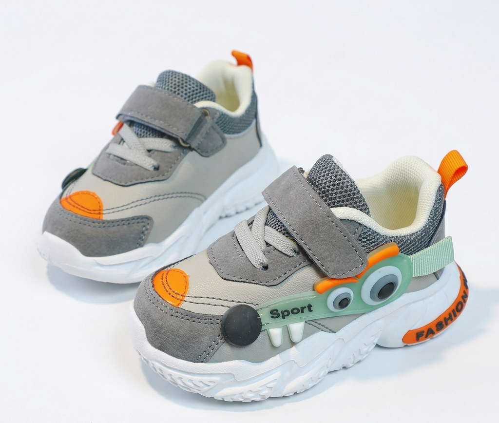 Zapato con diseño deportivo moderno y cartoon con ojos en 3D en España