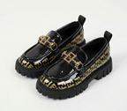 Zapato tipo loafer con diseño moderno y detalle dorado elegante en España