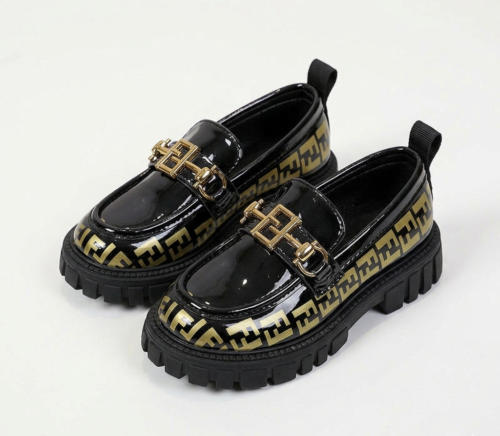 Zapato tipo loafer con diseño moderno y detalle dorado elegante en España