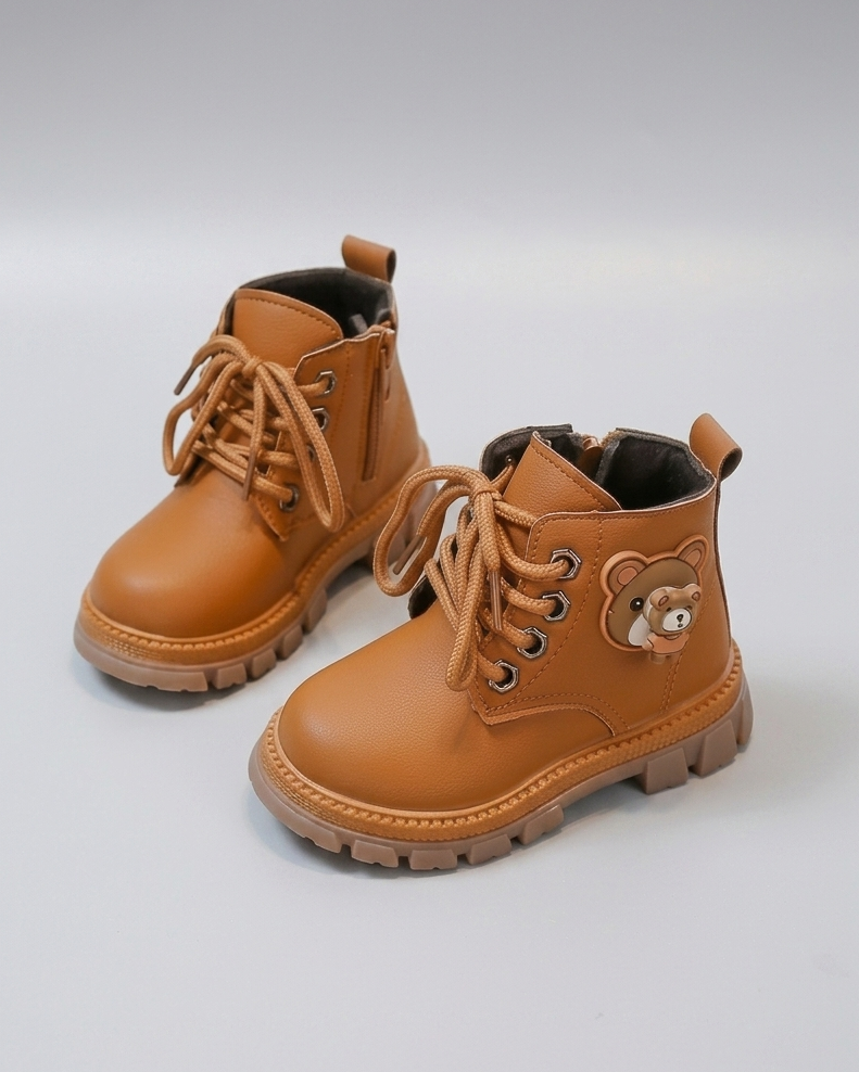 Bota de invierno de diseño moderno con dibujo lateral de osito en España