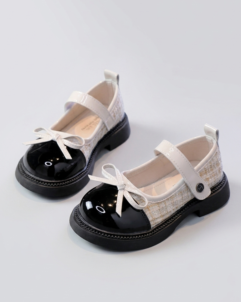 Zapato para niña con diseño brillante y lazada elegante en España