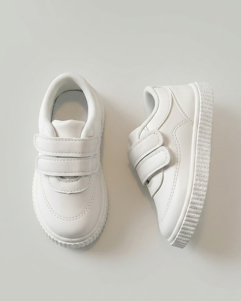 Zapato blanco de diseño moderno y ligero en España