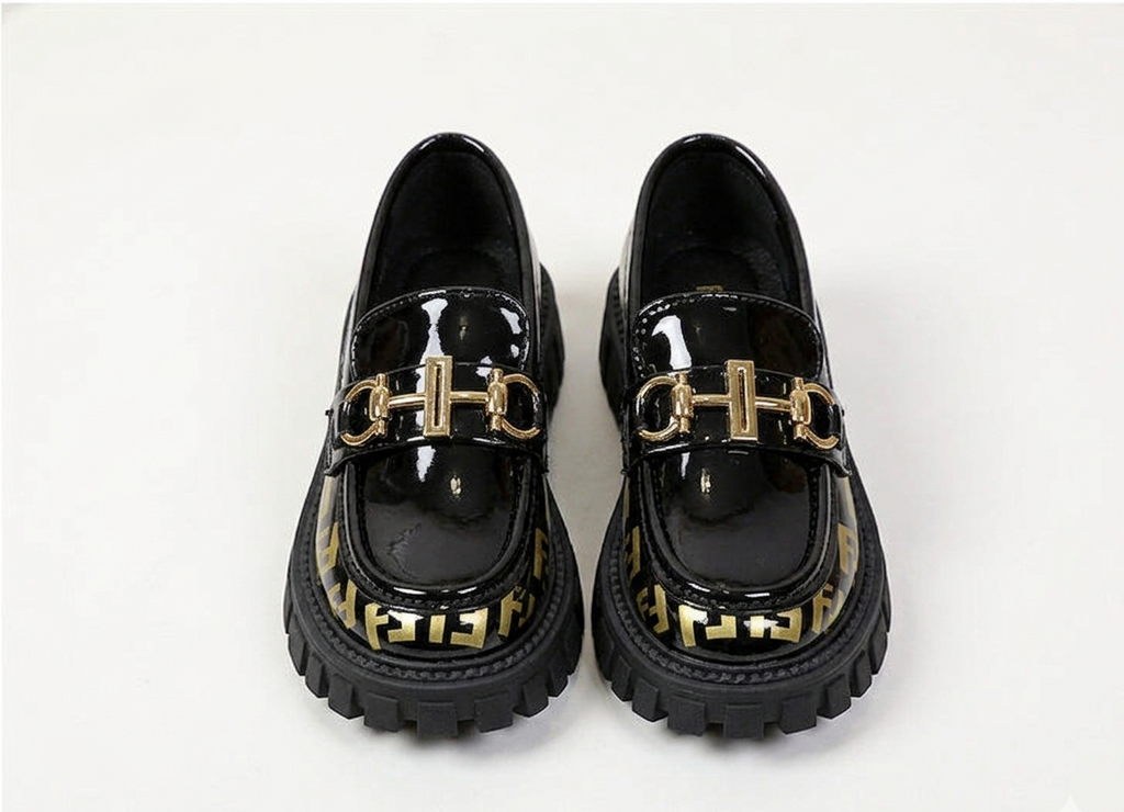 Zapato tipo loafer con diseño moderno y detalle dorado elegante en España