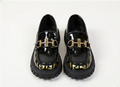 Zapato tipo loafer con diseño moderno y detalle dorado elegante en España