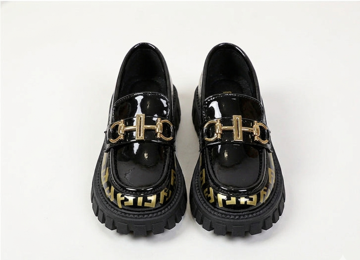 Zapato tipo loafer con diseño moderno y detalle dorado elegante en España