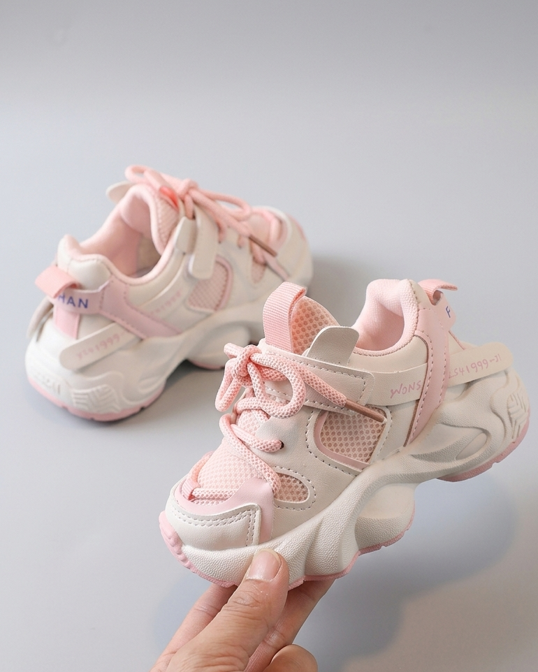 Zapatilla deportiva ligera y transpirable con cordones y diseño moderno para niños en España