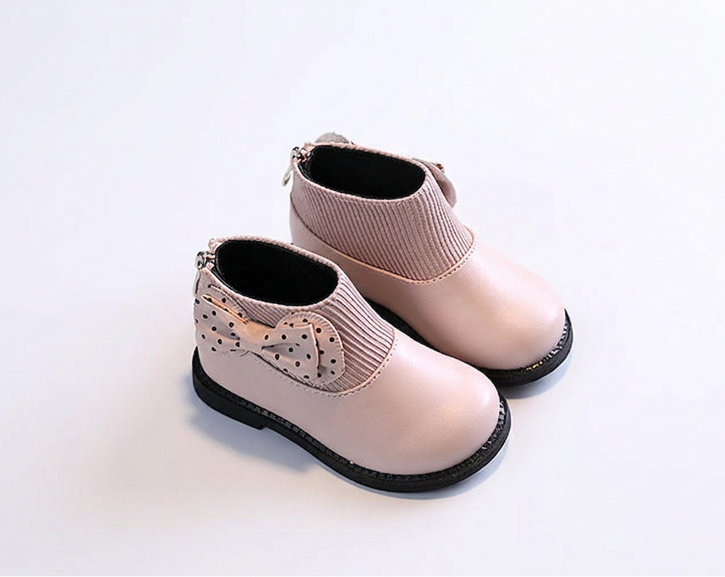 Zapato elegante para niñas con diseño moderno y lazo lateral con lunares en España