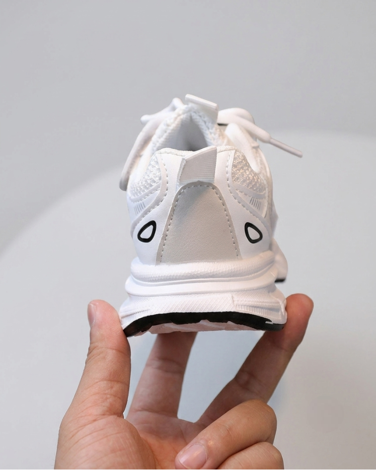 Zapatillas deportivas para niños con diseño moderno en España